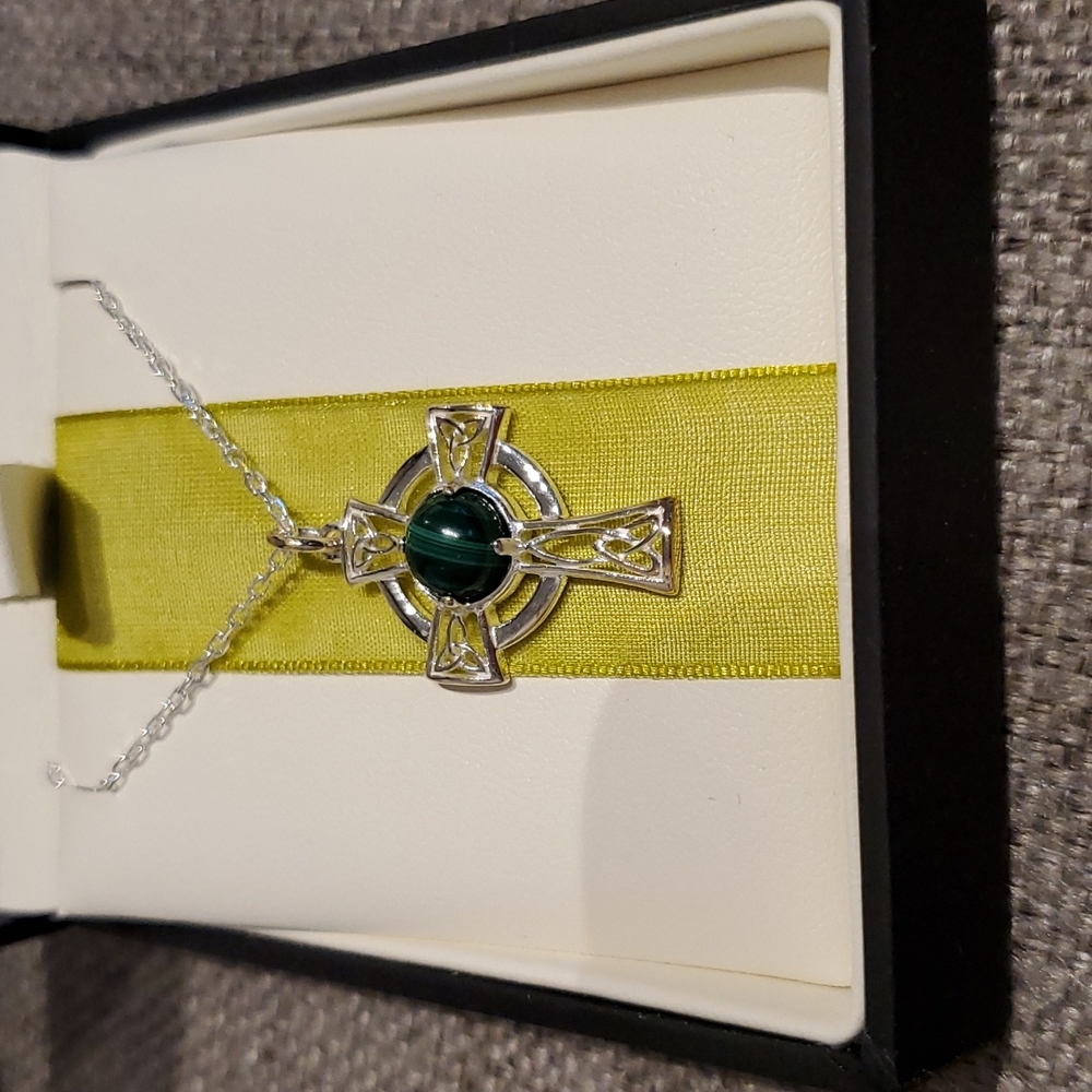 Malachite set in 925 sterling silver pendant